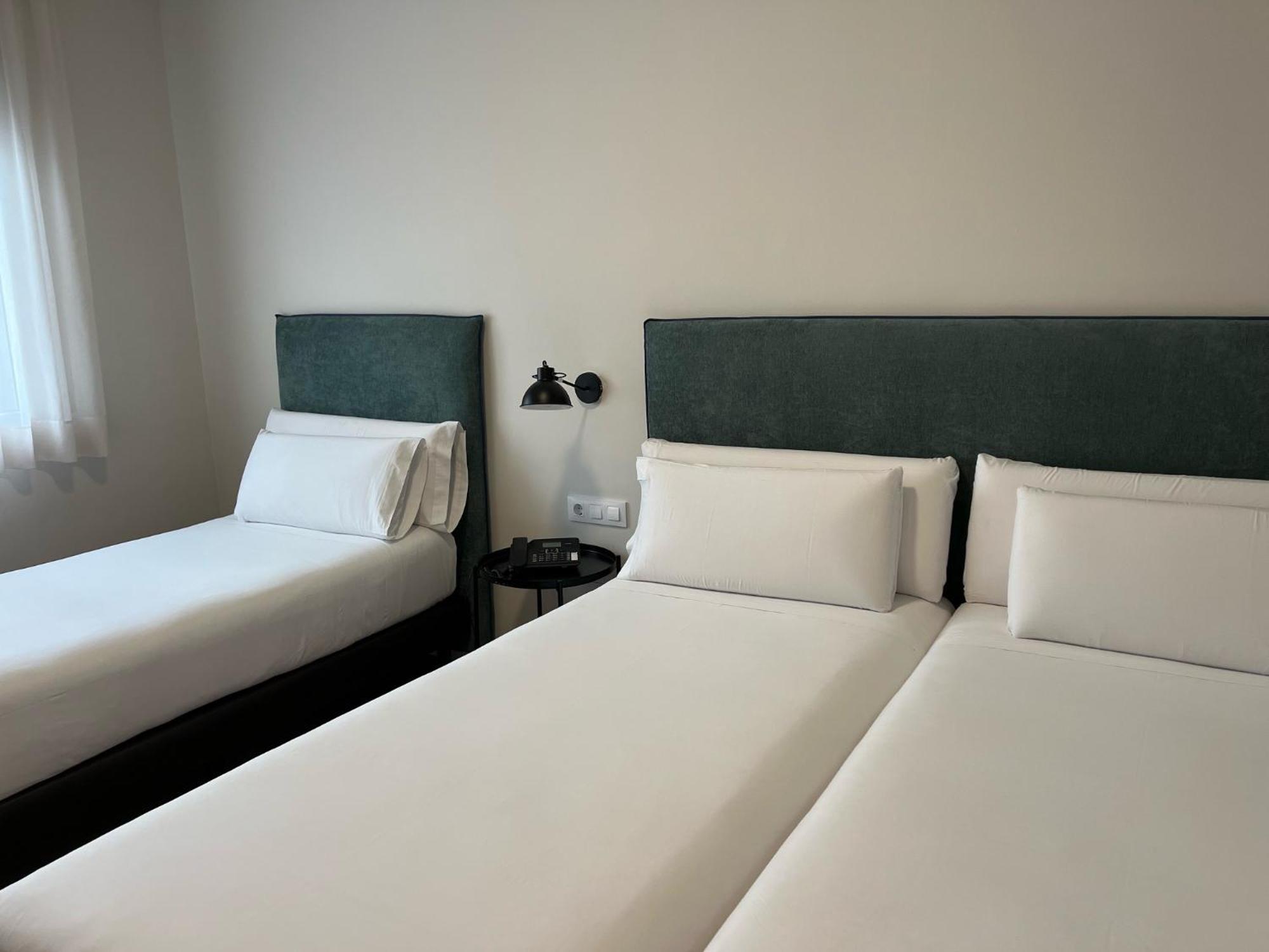 Tres Torres Atiram Hotel Barcelona Exterior foto